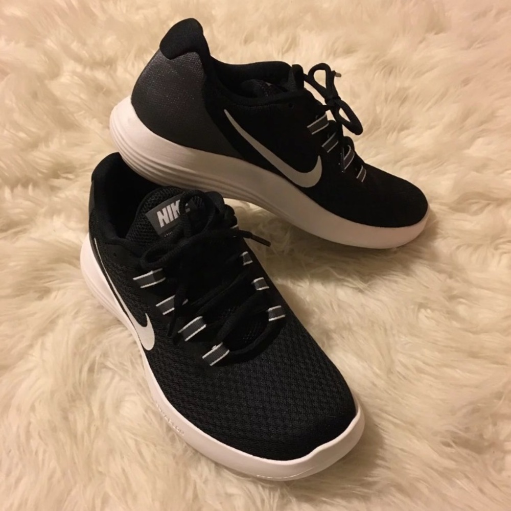 Women’s 9.5 Black Lunarconverge Nike